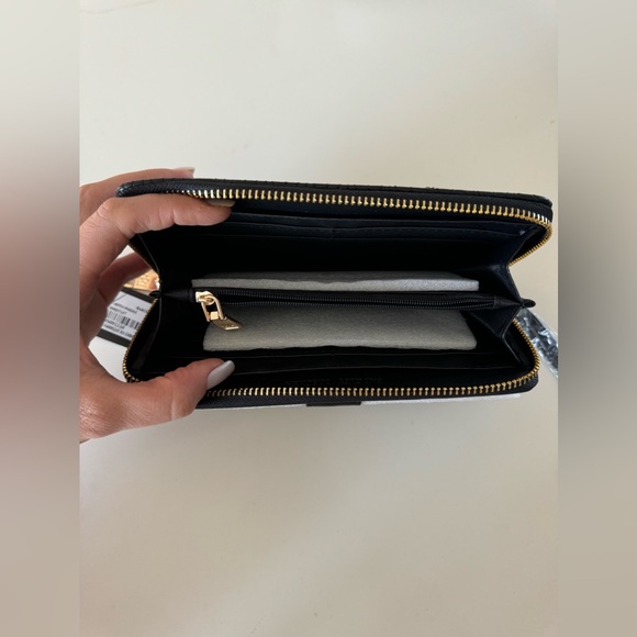 NWT | Badgley Mischka | Quilted Zip Around Wristlet Wallet | Black - Picture 4 of 5